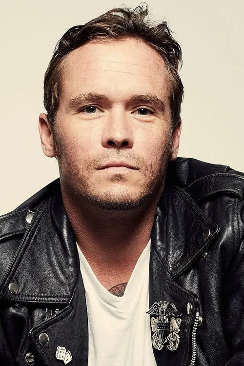 Blake Heron interpretando a Bobby