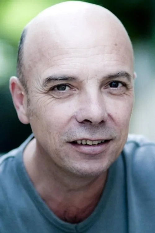 Bob Martet interpretando a 