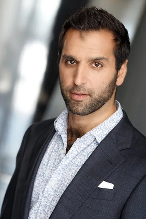 Bobak Bakhtiari interpretando a