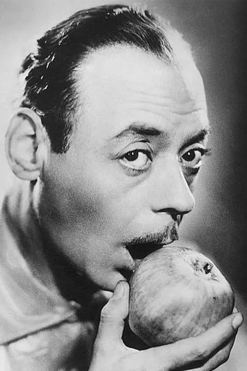 Bobby Todd interpretando a Lew