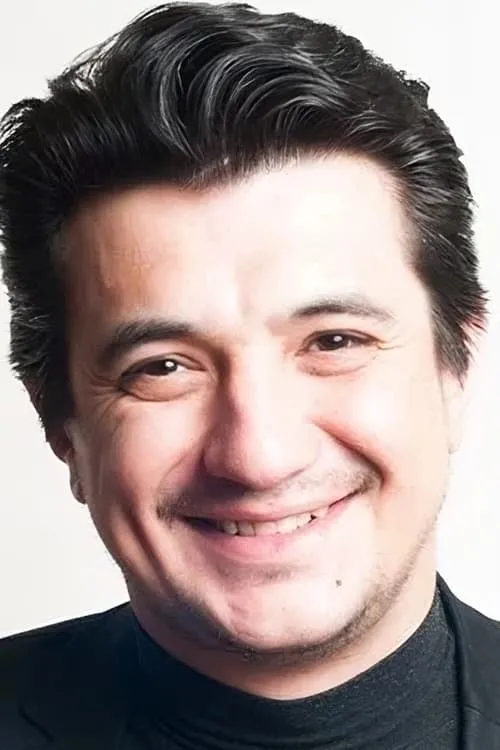 Bobur Yuldashev interpretando a 