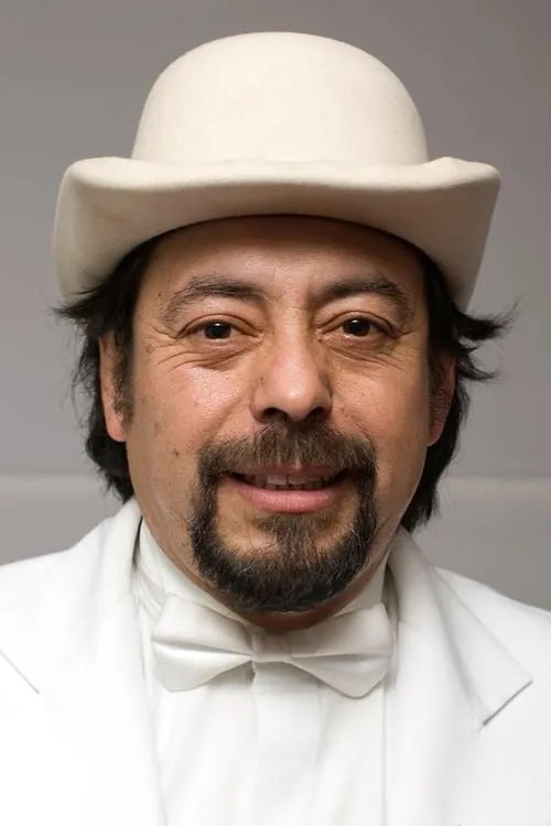 Bombo Fica interpretando a Adelino Roa / Bombo Fica