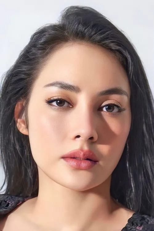 Bongkoj Khongmalai interpretando a Mysterious Thai Girl