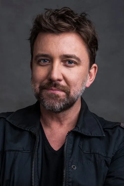 Borys Lankosz interpretando a Director Bob