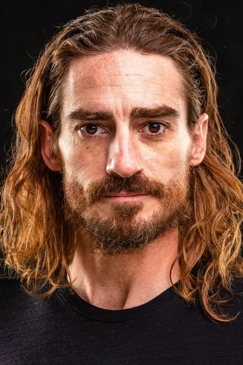 Brad Ashten interpretando a Brandon