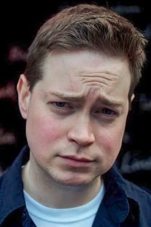 Brad Hinshaw interpretando a Party Guy