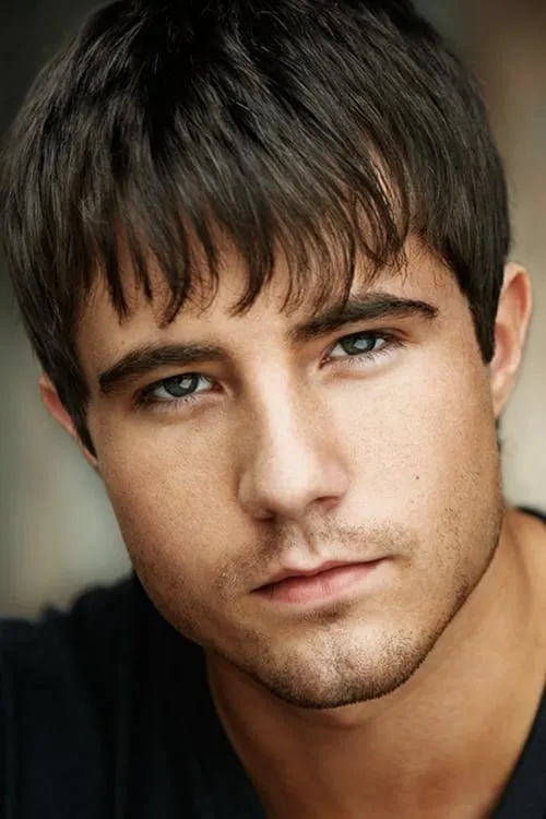 Brad Worch II interpretando a Mike