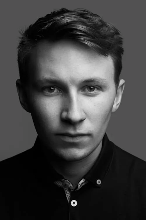 Bradley Hall interpretando a Peter Floud