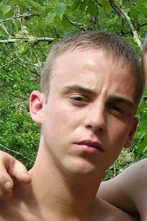 Bradley Roberts interpretando a