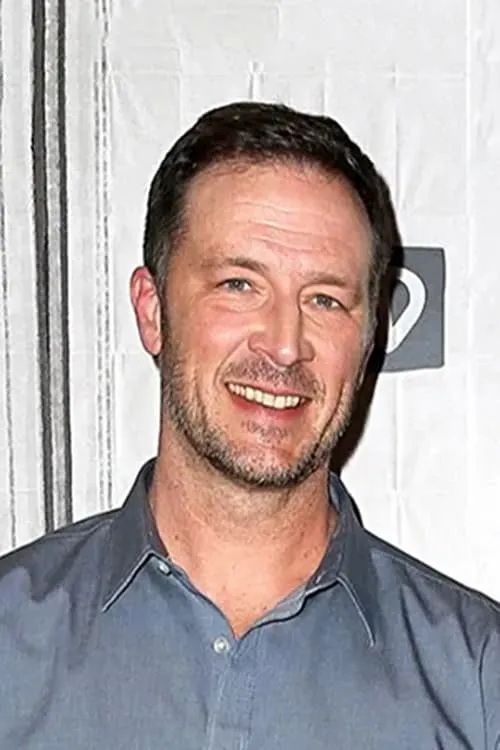 Brady Smith interpretando a Matt Thompson