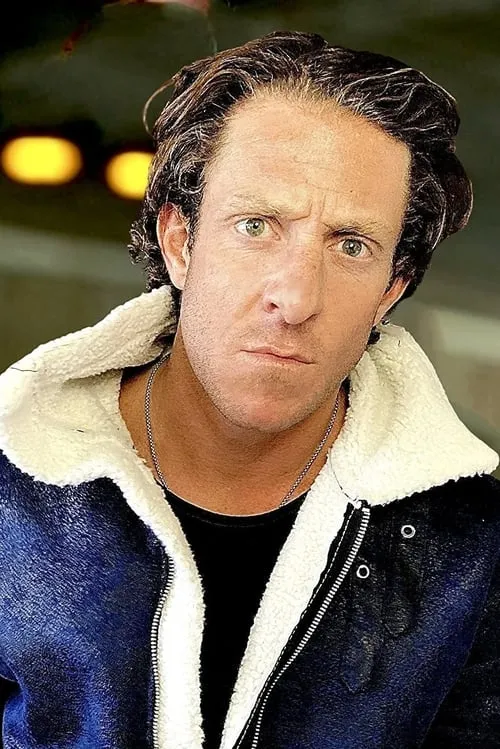 Brandon Galatz interpretando a Filmmaker