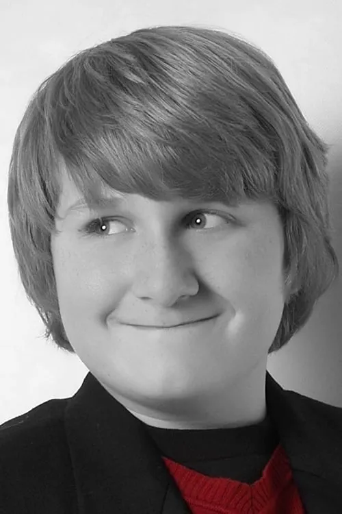 Brandon Motherway interpretando a Douglas