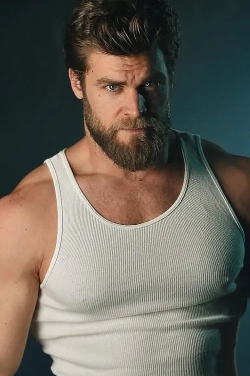 Brandon White interpretando a Little Boy