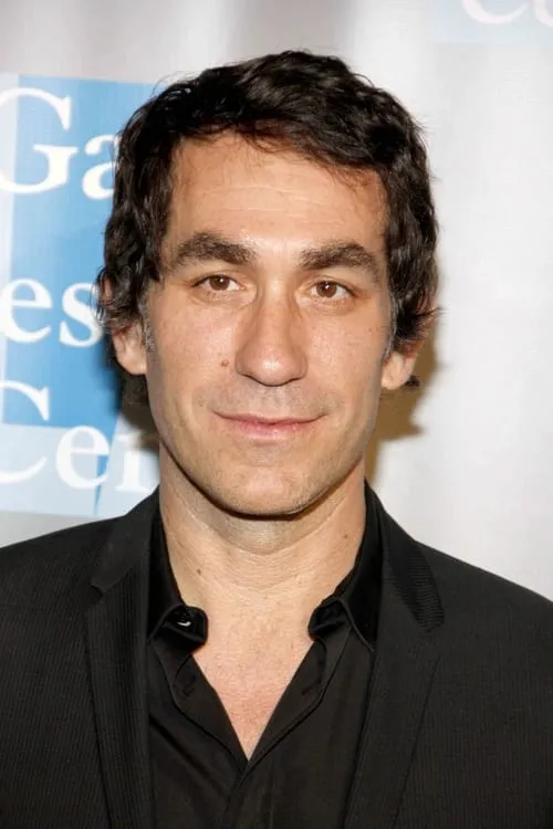 Brent Bolthouse interpretando a Steve