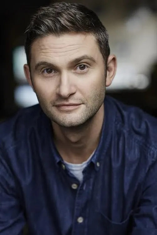 Brent Skagford interpretando a George Troxel