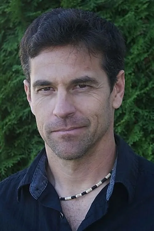 Brett Armstrong interpretando a Metcalf