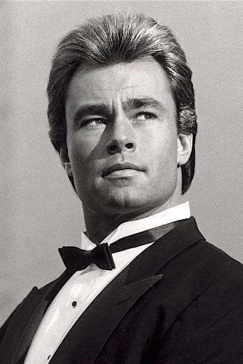 Brett Baxter Clark interpretando a Joe Martoni