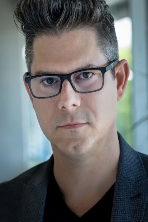 Brett Donowho interpretando a David Helms