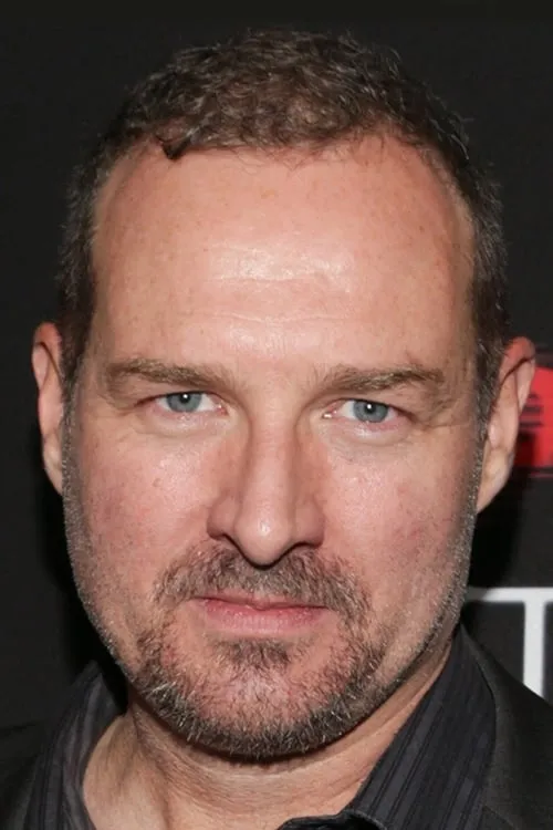 Brian Boland interpretando a Daniel Rey