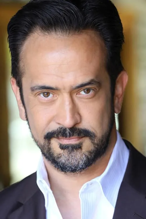 Brian Frank interpretando a Tony