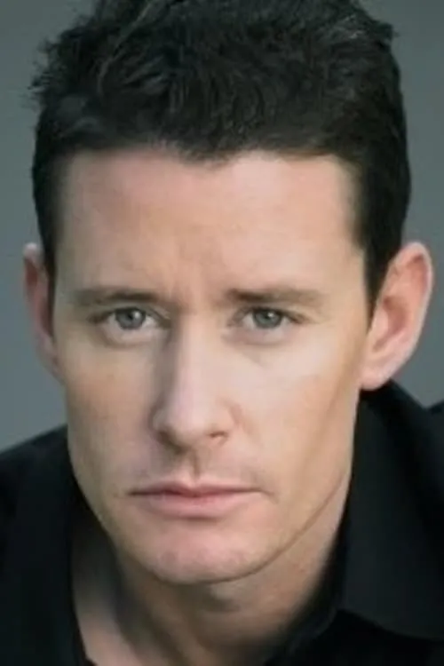 Brian Glanney interpretando a Ray Bruning