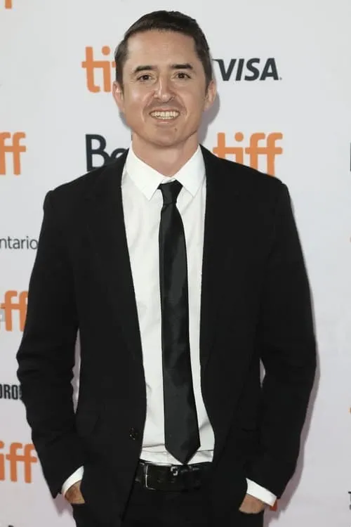 Brian Kavanaugh-Jones interpretando a 