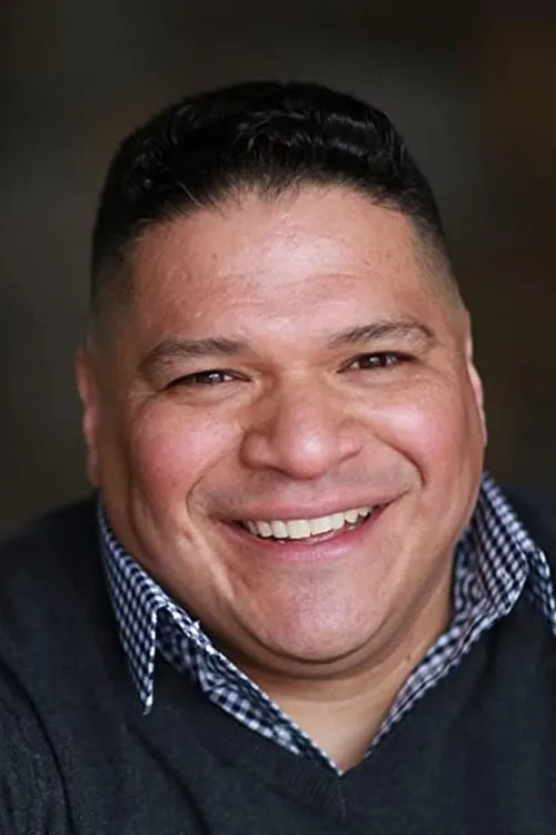 Brian Luna interpretando a Ben