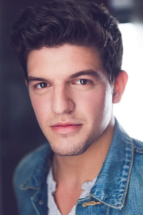 Brian Muller interpretando a Hank Kadner