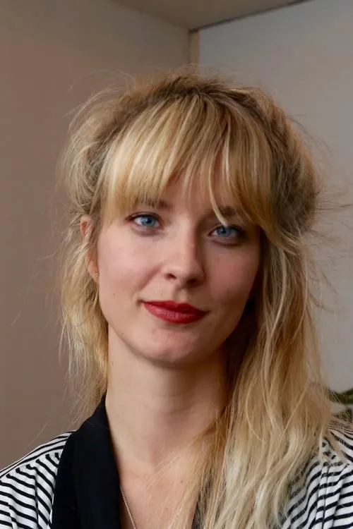 Brit Van Hoof interpretando a Eva