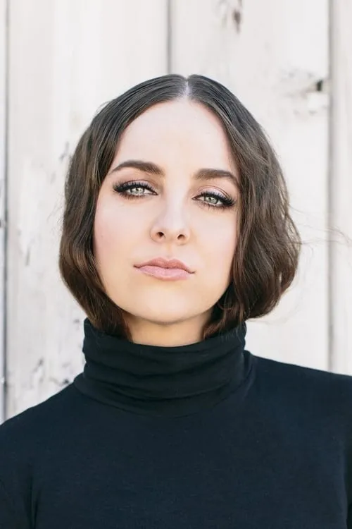 Brittany Curran interpretando a Lilly