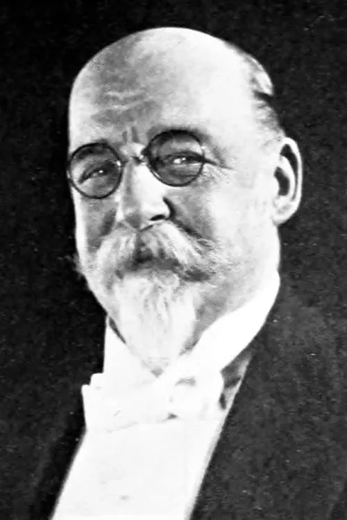 Bruce Covington interpretando a Colonel Savary