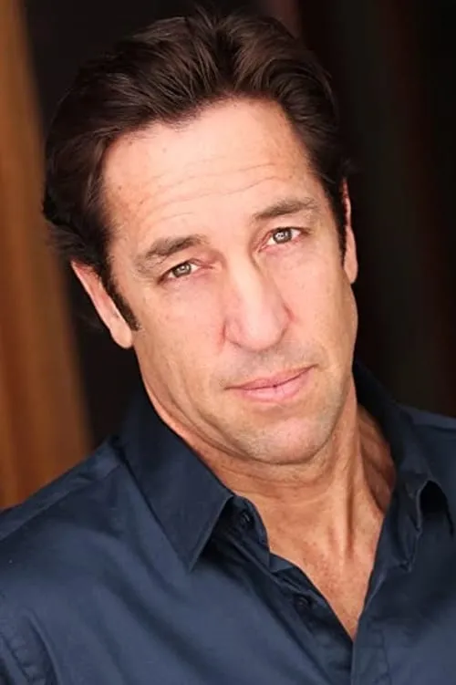 Bruce Crawford interpretando a Lathan