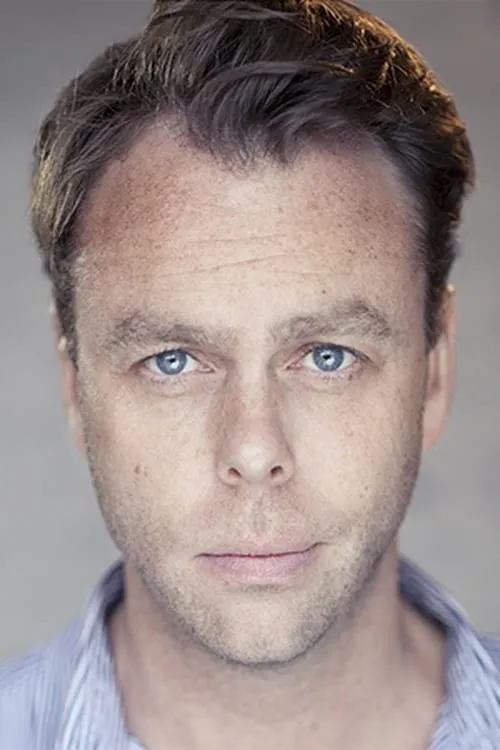 Bruce Mackinnon interpretando a Rob