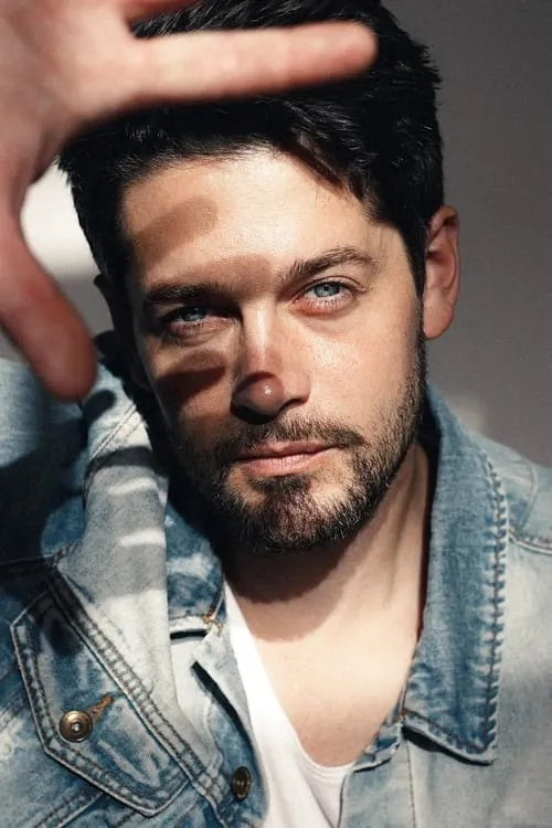 Bruno Bruni, Jr. interpretando a Gregory