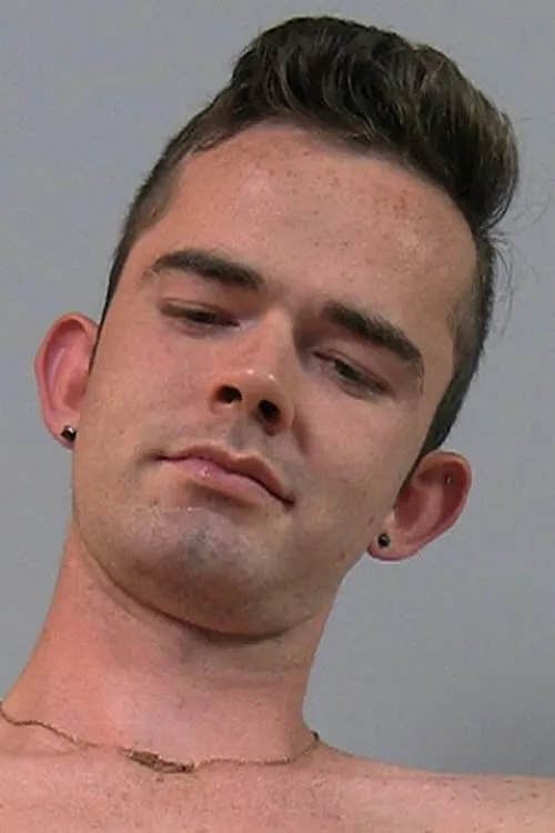 Bryan Callahan interpretando a