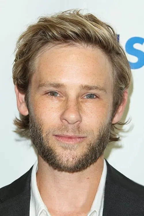 Bryan Fox interpretando a Alex