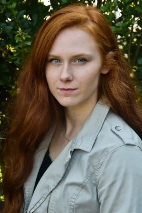 Bryna Vogel interpretando a Mae Harmon