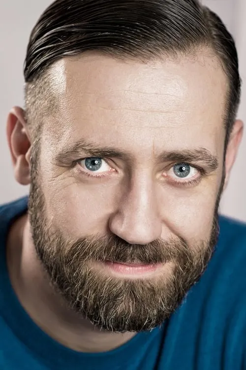 Bürger Lars Dietrich interpretando a Sergej Krumov