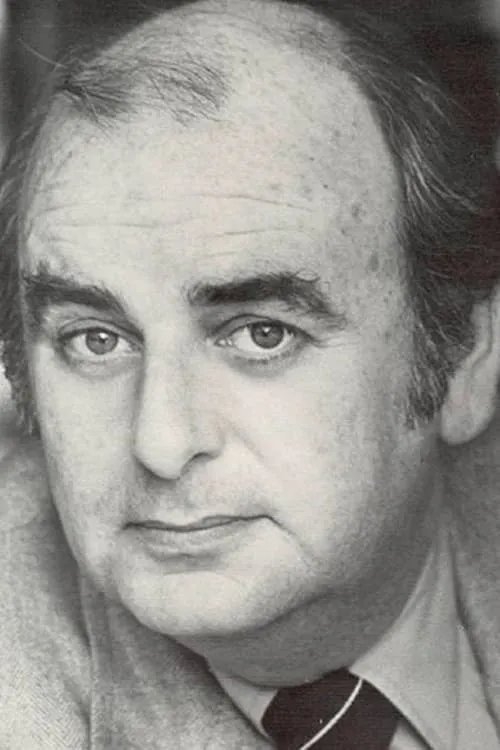 Byron Webster interpretando a Tom