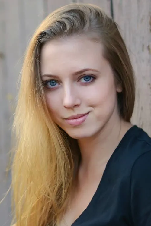 Cabrina Collesides interpretando a Margo 'Edge' Lee