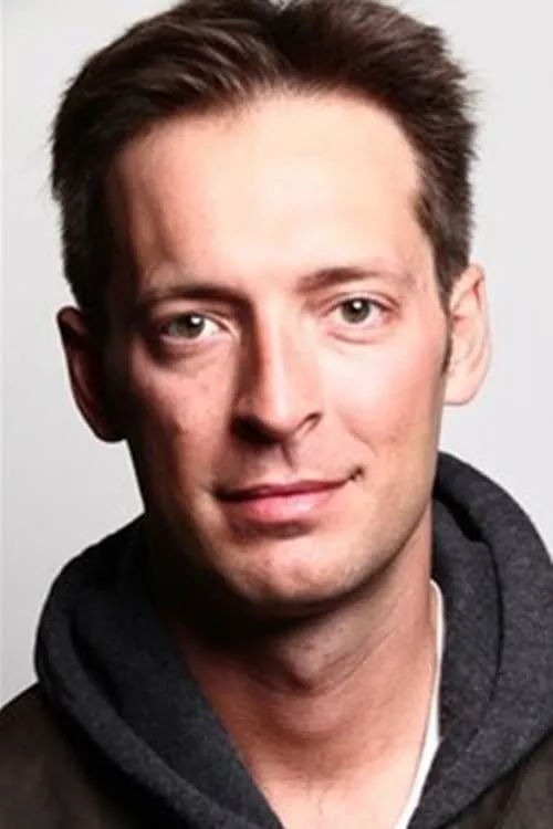 Maggie Wilson ha trabajado con Cade Carradine en 1 ocasiones