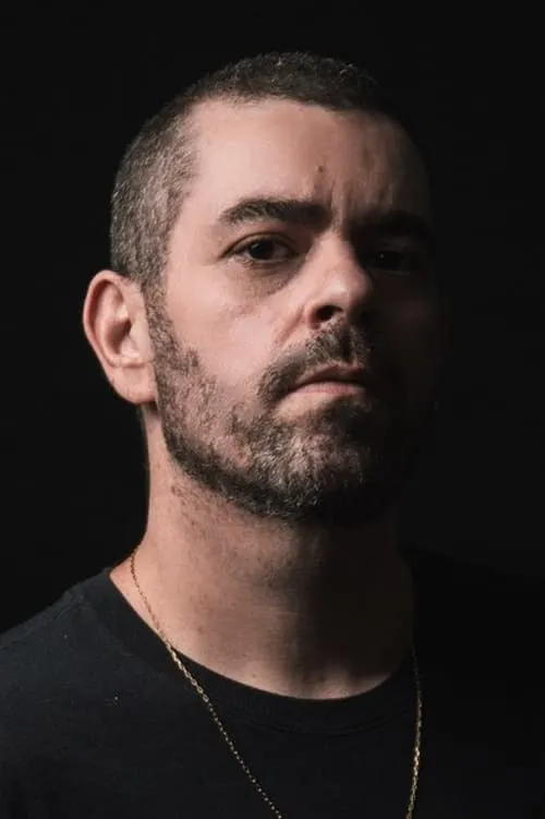 Caíque Benigno interpretando a