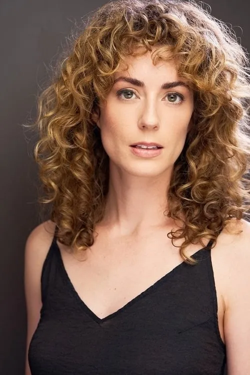 Caitlin Holcombe interpretando a