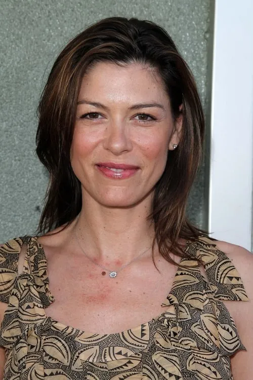 Caitlin Keats interpretando a Katrina