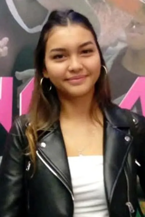 Caitlin North Lewis interpretando a Dilla