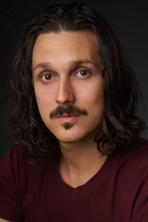 Caleb Galati interpretando a Levi