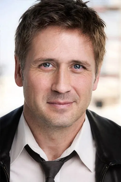 Cameron Graham interpretando a Guardian #2