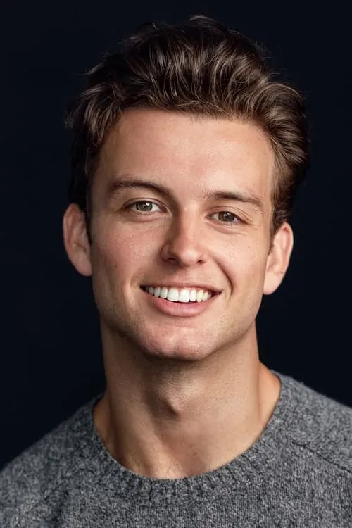 Cameron Robbie interpretando a Malcolm/ Menace