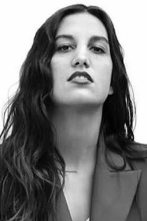 Millie Stegmann ha trabajado con Camila Bertone en 1 ocasiones