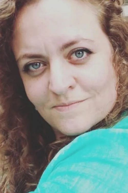 Camila Dougall interpretando a Daphne